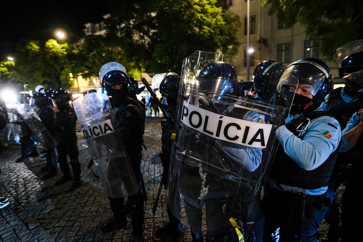 De acampada a "aconchada": manifestantes dormem ao relento no rossio. Veja as imagens 2026 - justiça - iustitia. Bg Relento no rossio de acampada a "aconchada": manifestantes dormem ao relento no rossio. Veja as imagens 2026 acampada aconchada manifestantes dormem relento rossio 5 relento no rossio a acampada pela habitação no rossio, em lisboa, transformou-se numa "aconchada" durante a madrugada desta... Iustitia. Bg de acampada a "aconchada": manifestantes dormem ao relento no rossio. Veja as imagens 2026 2026-10-22 13:33:40 justiça - iustitia. Bg relento no rossio