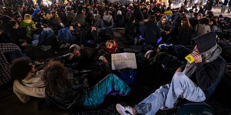 De acampada a "aconchada": manifestantes dormem ao relento no rossio. Veja as imagens 2026 - justiça - iustitia. Bg De acampada a "aconchada": manifestantes dormem ao relento no rossio. Veja as imagens 2026