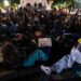 De acampada a "aconchada": manifestantes dormem ao relento no rossio. Veja as imagens 2026 - justiça - iustitia. Bg De acampada a "aconchada": manifestantes dormem ao relento no rossio. Veja as imagens 2026