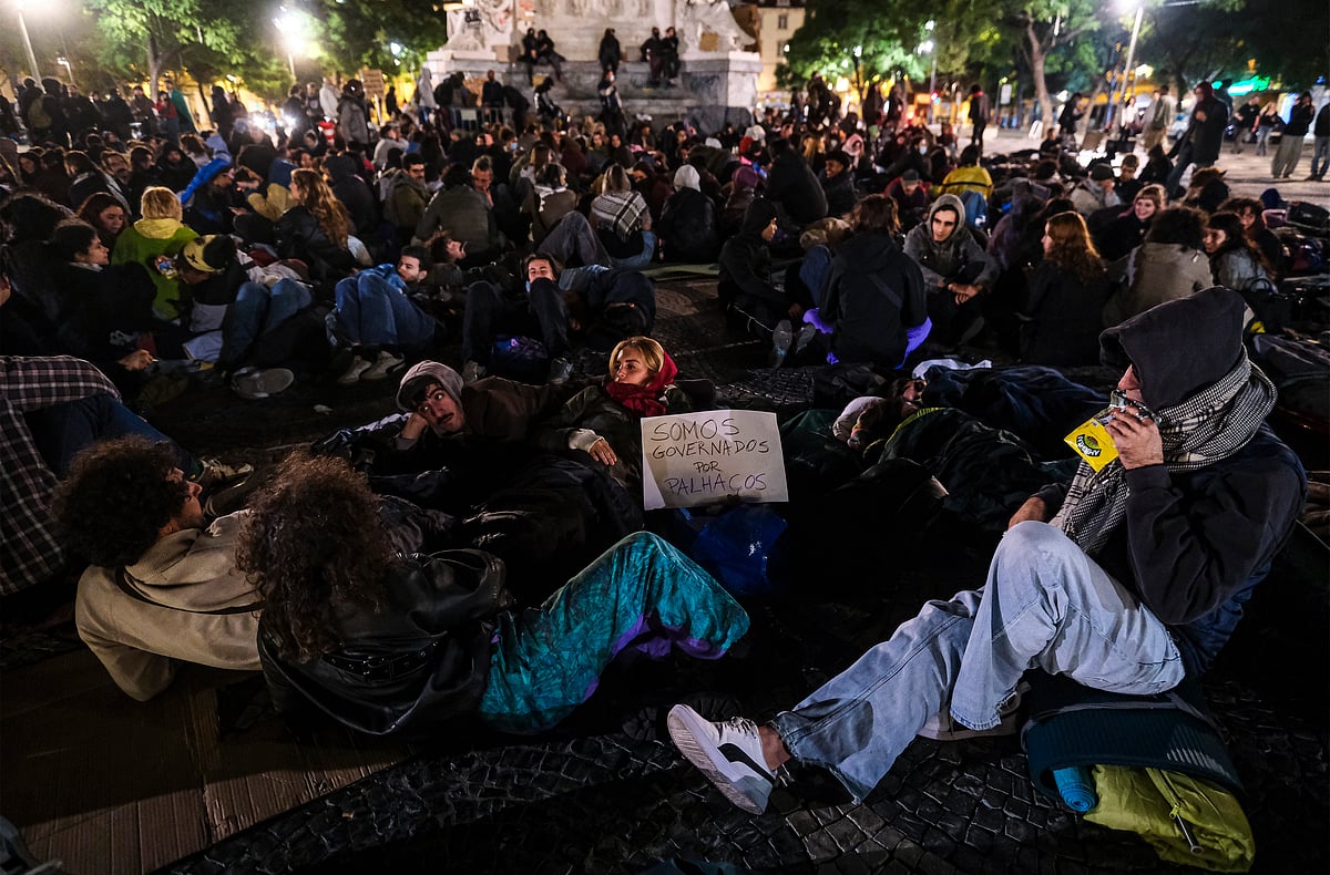 De acampada a "aconchada": manifestantes dormem ao relento no rossio. Veja as imagens 2026 - justiça - iustitia. Bg Relento no rossio de acampada a "aconchada": manifestantes dormem ao relento no rossio. Veja as imagens 2026 acampada aconchada manifestantes dormem relento rossio relento no rossio a acampada pela habitação no rossio, em lisboa, transformou-se numa "aconchada" durante a madrugada desta... Iustitia. Bg de acampada a "aconchada": manifestantes dormem ao relento no rossio. Veja as imagens 2026 2026-10-22 13:33:40 justiça - iustitia. Bg relento no rossio