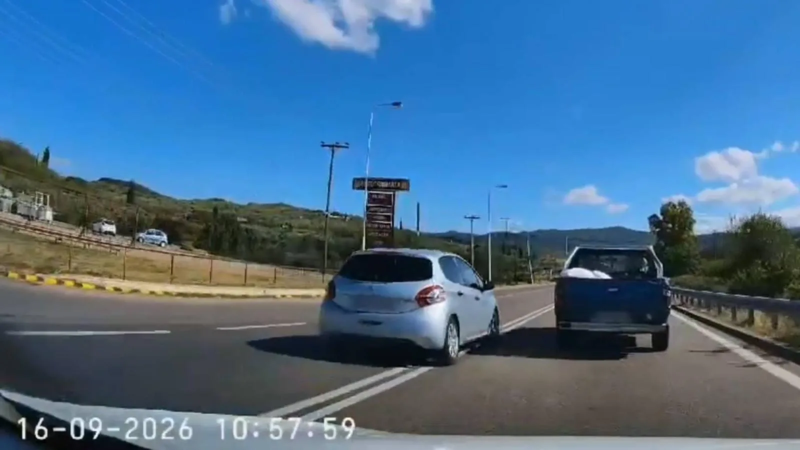 Αγρίνιο: κλάσματα δευτερολέπτου από τη μετωπική – η προσπέραση που καταγράφηκε σε βίντεο Αγρίνιο: κλάσματα δευτερολέπτου από τη μετωπική – η προσπέραση που καταγράφηκε σε βίντεο