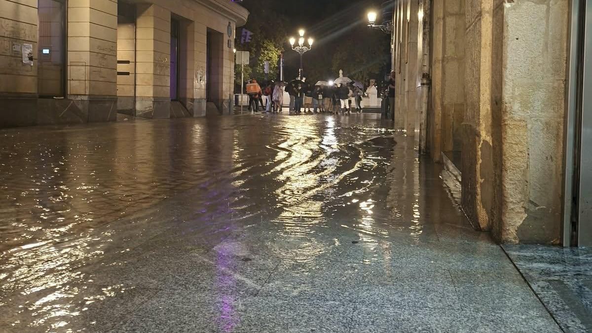 Calles anegadas en bilbao por las fuertes lluvias