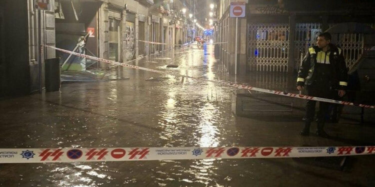 Agua hasta las rodillas en el casco viejo y cortes de luz en el teatro arriaga de bilbao por las fuertes lluvias 2026