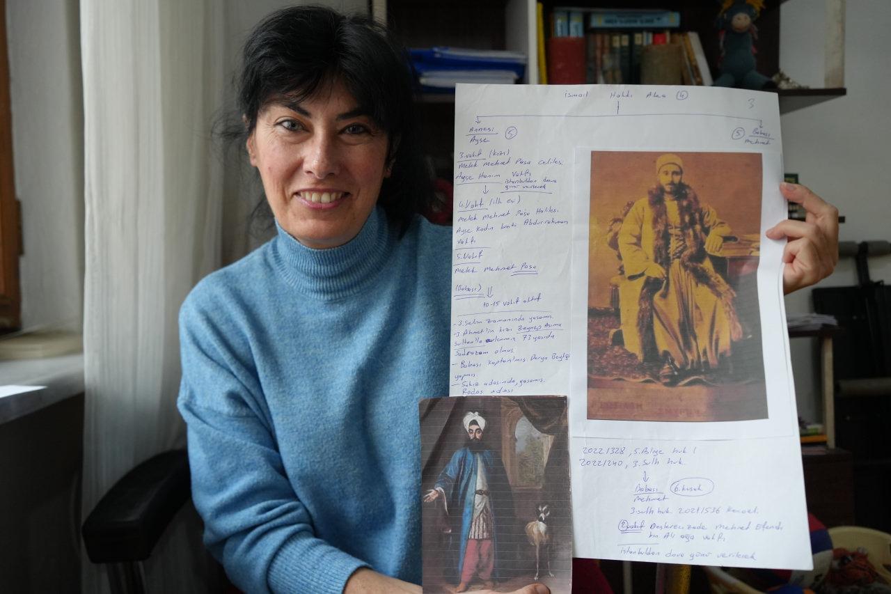 Aile geçmişini araştırırken sadrazam torunu çıktı! “çeşme’nin üçte ikisi bizim” 2026 - adalet - iustitia. Bg Osmanlı arşivlerinde yaptığı araştırmada 120 bin metrekarelik 20 arsa tespit ettiğini belirten bozbağ, taşınmazlar için hukuki mücadele yürütüyor.