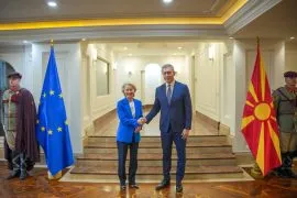 Ако се најде решение со бугарија, македонија многу бргу ќе напредува во еу интеграциите, најави фон дер лајен 2026 - правда - юстиция Фон дер лајен ако се најде решение со бугарија, македонија многу бргу ќе напредува во еу интеграциите, најави фон дер лајен 2026 ako reshenie bugari makedoni mnogu brgu kje napreduva i фон дер лајен iustitia. Bg пристапниот процес на македонија кон европската унија може да оди многу брзо, доколку се откочат преговорите во спорот со бугарија, рече денеска претседателката на европската... Ако се најде решение со бугарија, македонија многу бргу ќе напредува во еу интеграциите, најави фон дер лајен 2026 2026-10-02 12:42:34 правда - юстиция фон дер лајен