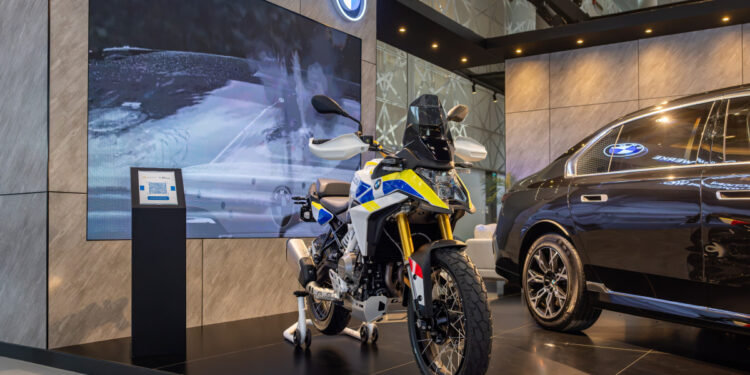 الفردان للسيارات تستعرض حلول bmw المتقدمة للحماية والاستخدام الرسمي خلال معرض ميليبول قطر 2026 2026