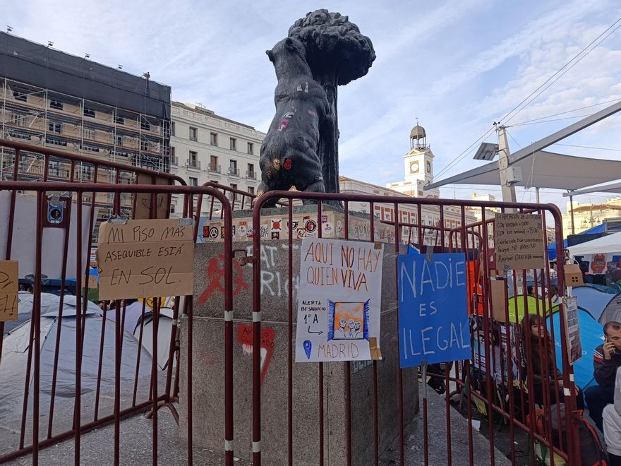 Almeida envía la foto de un cuchillo entre pan cortado y hummus para probar la "amenaza" de los acampados en sol 2026 - justicia - iustitia. Bg Estatua del oso y el madroño, vallada este jueves por la mañana