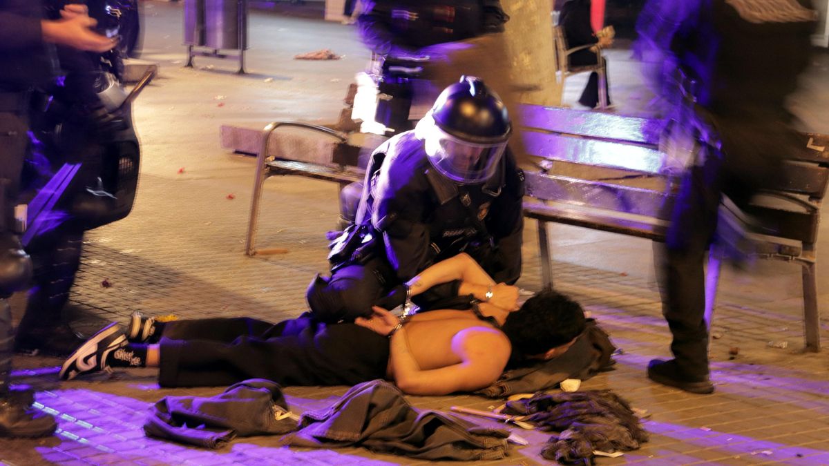 Altercados, saqueos y cargas en el centro de barcelona en una protesta juvenil "contra el sistema" 2026 - justicia - iustitia. Bg Detención en los altercados