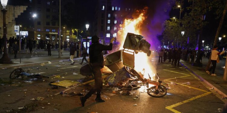 Altercados, saqueos y cargas en el centro de barcelona en una protesta juvenil "contra el sistema" 2026 - justicia - iustitia. Bg Altercados, saqueos y cargas en el centro de barcelona en una protesta juvenil "contra el sistema" 2026
