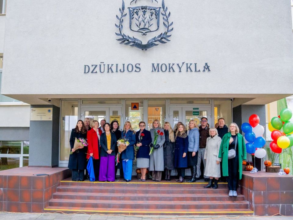 Alytaus dzūkijos mokyklai – tarptautinis „labelfrancéducation“ kokybės ženklas 2026 - teisingumas - iustitia. Bg Ceremonijos dalyviai prie alytaus dzūkijos mokyklos įėjimo