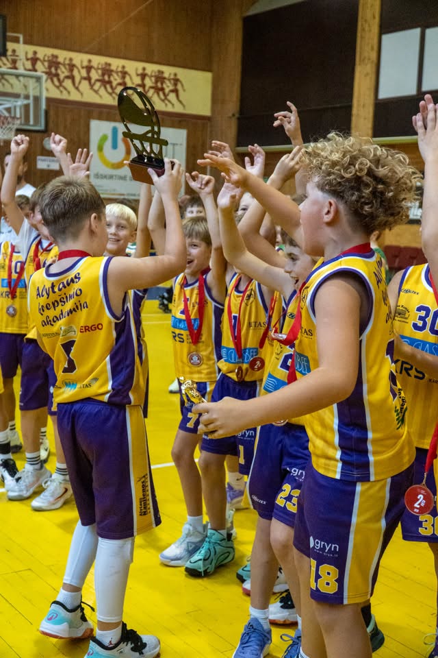 „alytus cup 2026“ finiše – jaunųjų alytiškių sidabras 2026 - teisingumas - iustitia. Bg Alytaus jaunieji krepšininkai su medaliais kelia turnyro taurę