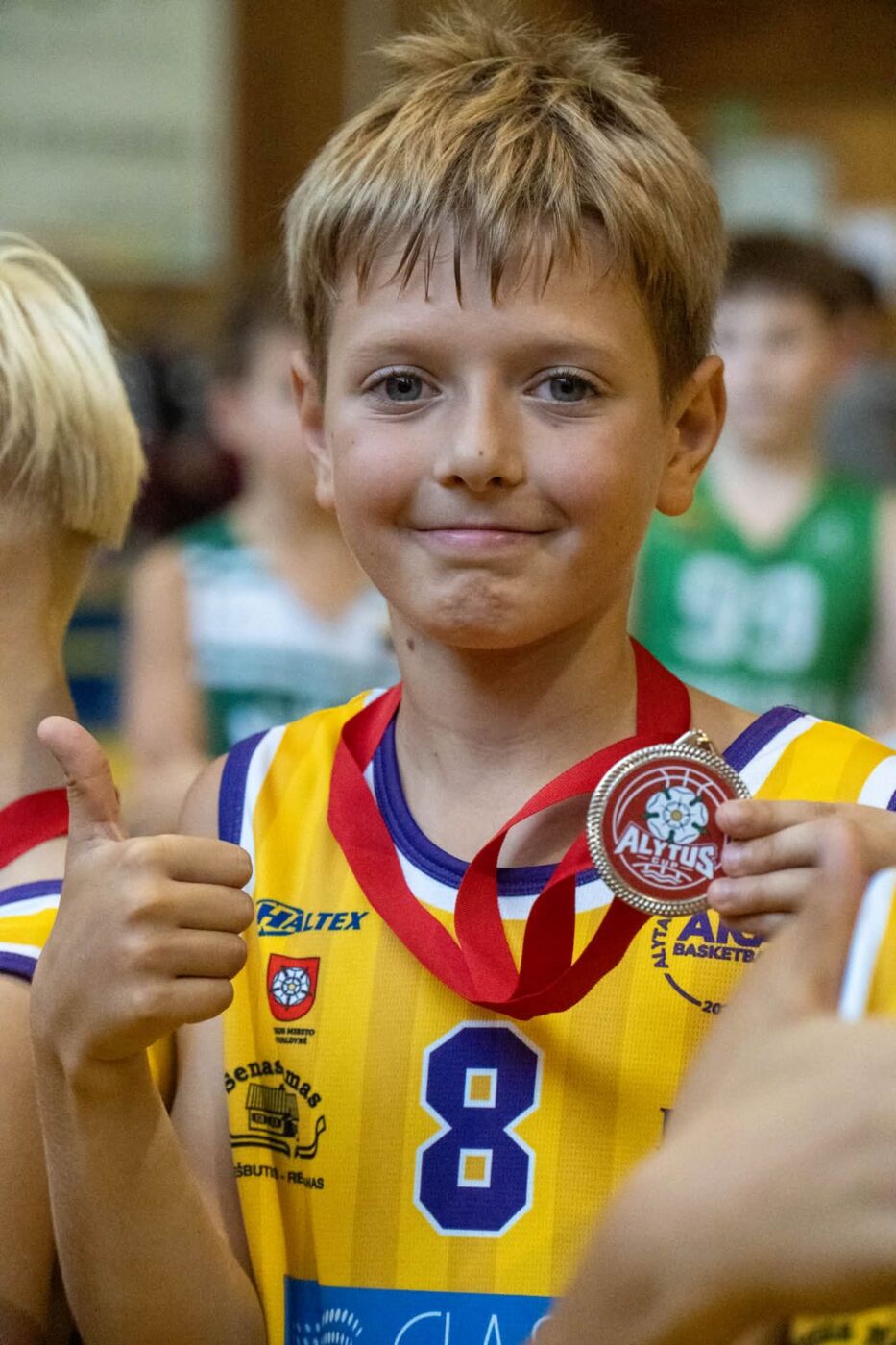 „alytus cup 2026“ finiše – jaunųjų alytiškių sidabras 2026 - teisingumas - iustitia. Bg Jaunasis alytaus krepšininkas rodo turnyro medalį