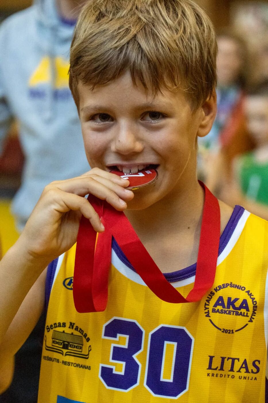 „alytus cup 2026“ finiše – jaunųjų alytiškių sidabras 2026 - teisingumas - iustitia. Bg Alytaus komandos žaidėjas su alytus cup medaliu