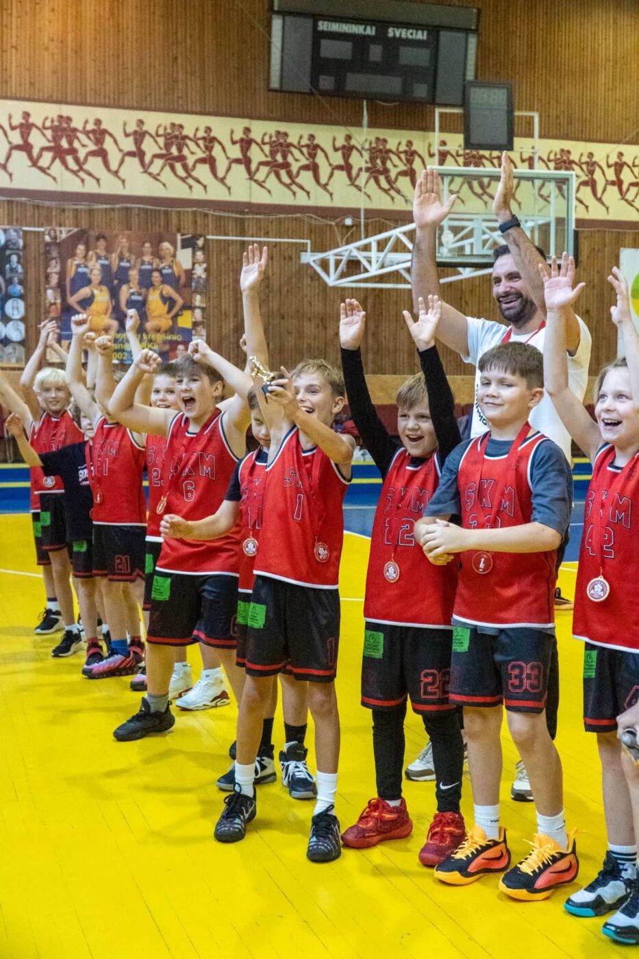 „alytus cup 2026“ finiše – jaunųjų alytiškių sidabras 2026 - teisingumas - iustitia. Bg Krepšinio komanda raudonomis aprangomis džiaugiasi apdovanojimais