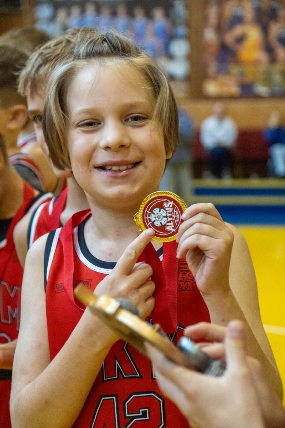 „alytus cup 2026“ finiše – jaunųjų alytiškių sidabras 2026 - teisingumas - iustitia. Bg Jaunasis krepšininkas rodo medalį ir individualų prizą
