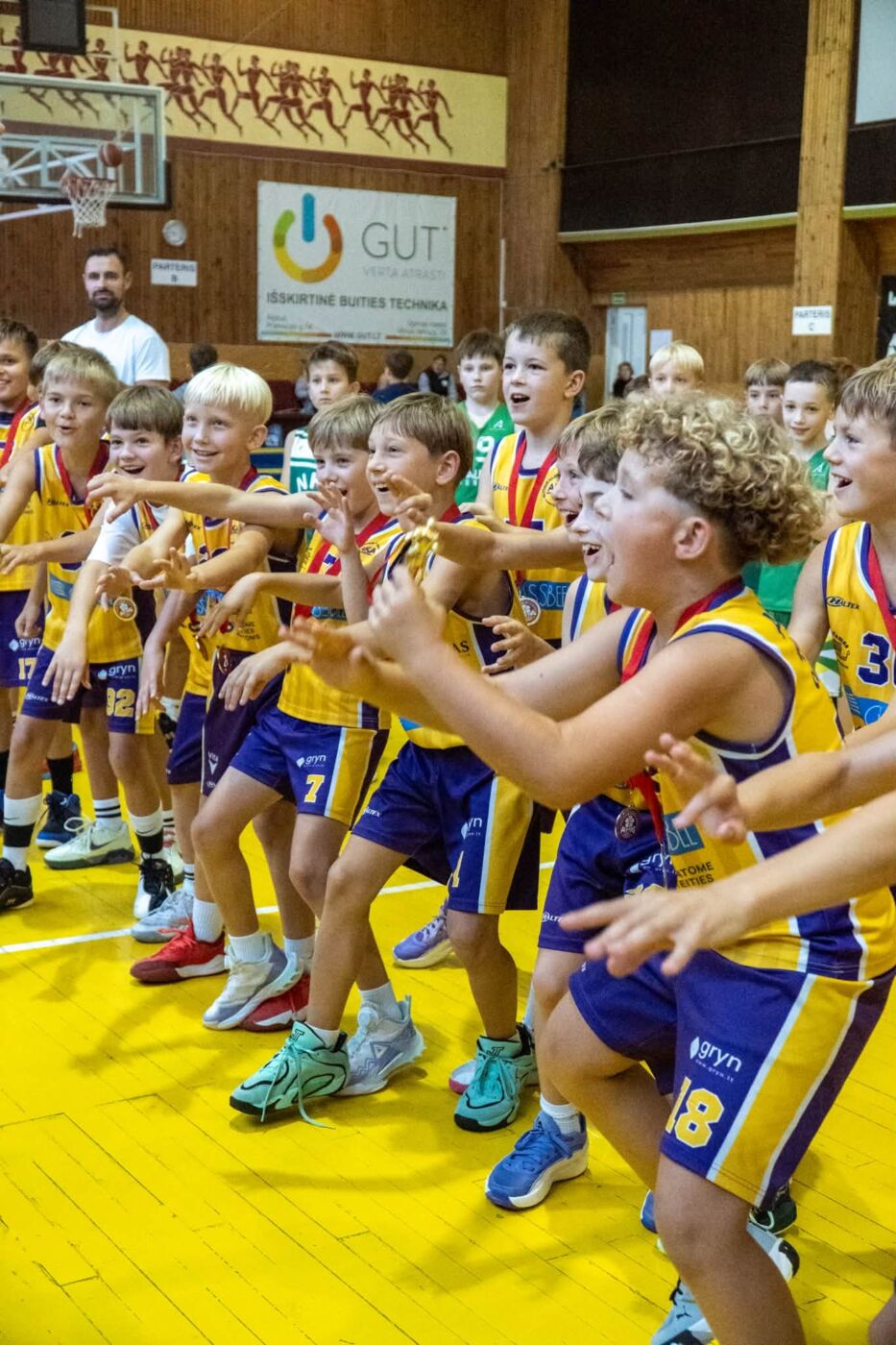 „alytus cup 2026“ finiše – jaunųjų alytiškių sidabras 2026 - teisingumas - iustitia. Bg Alytaus jaunieji krepšininkai kartu kelia taurę