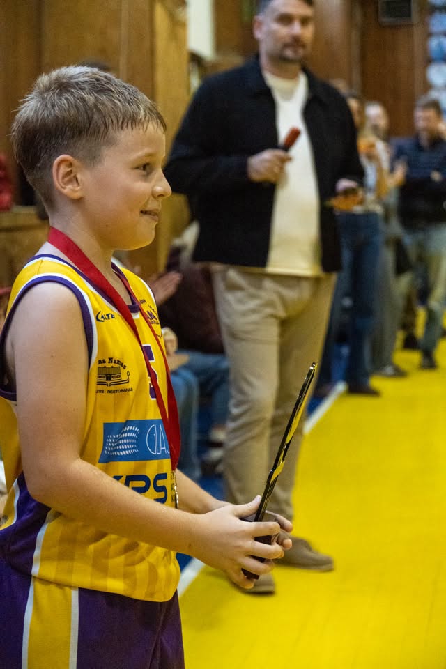 „alytus cup 2026“ finiše – jaunųjų alytiškių sidabras 2026 - teisingumas - iustitia. Bg Jaunasis alytaus krepšininkas laiko individualų apdovanojimą