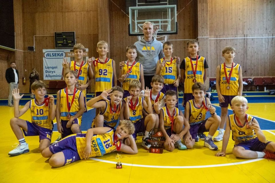 „alytus cup 2026“ finiše – jaunųjų alytiškių sidabras 2026 - teisingumas - iustitia. Bg Alytaus ka „vita baltic“ jaunųjų krepšininkų komanda su medaliais ir taure