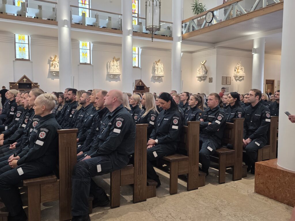 Policijos angelų sargų diena gargžduose: pareigūnus sveikino bendruomenė, kolegos ir bičiuliai 2026 angel sarg diena garg duose pareig nus sveikino bendruo 10 policijos iustitia. Bg oficialioji renginio dalis vyko gargždų šv. Arkangelo mykolo bažnyčioje, kur už policijos pareigūnus aukotos šv. Mišios. Spalio 2-ąją gargžduose netrūko policijos sirenų,... Angelų sargų diena gargžduose: pareigūnus sveikino bendruomenė, kolegos ir bičiuliai 2026 2026-10-05 10:18:11 teisingumas - iustitia. Bg policijos