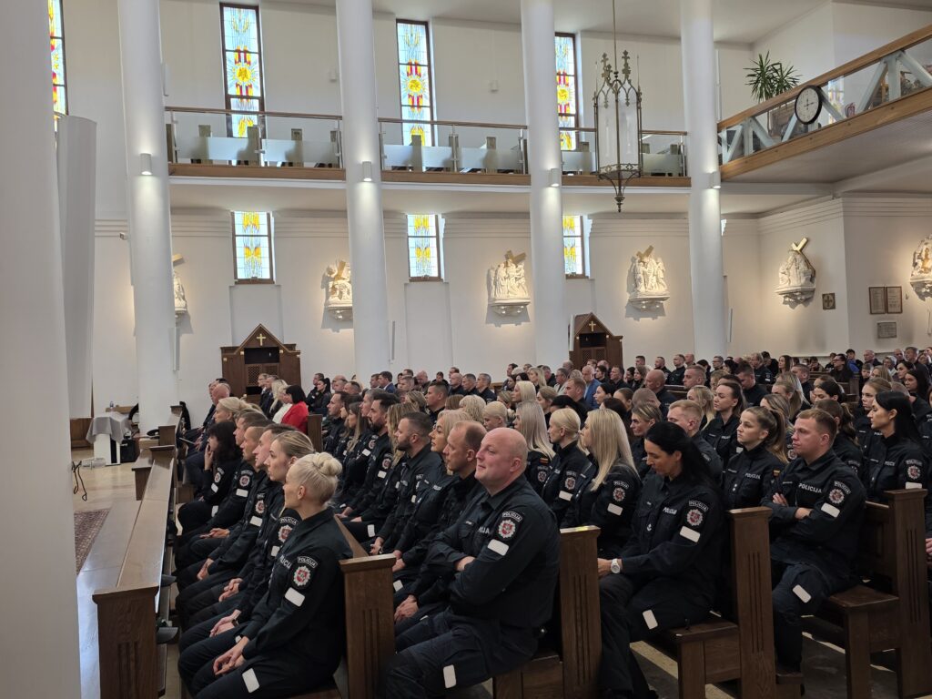 Policijos angelų sargų diena gargžduose: pareigūnus sveikino bendruomenė, kolegos ir bičiuliai 2026 angel sarg diena garg duose pareig nus sveikino bendruo 11 policijos iustitia. Bg oficialioji renginio dalis vyko gargždų šv. Arkangelo mykolo bažnyčioje, kur už policijos pareigūnus aukotos šv. Mišios. Spalio 2-ąją gargžduose netrūko policijos sirenų,... Angelų sargų diena gargžduose: pareigūnus sveikino bendruomenė, kolegos ir bičiuliai 2026 2026-10-05 10:18:11 teisingumas - iustitia. Bg policijos