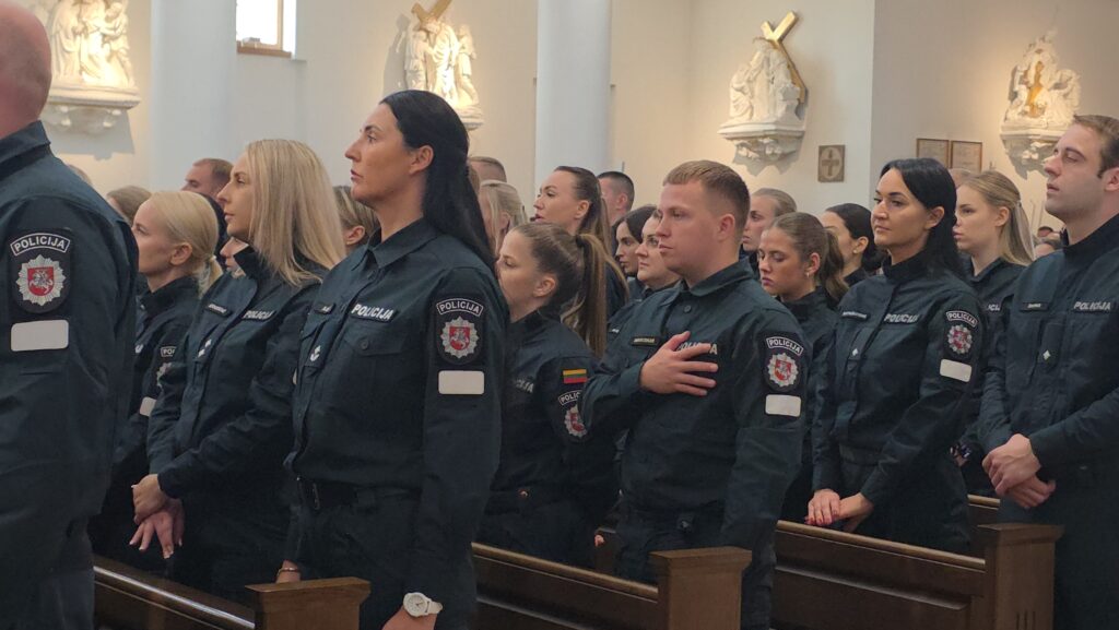 Policijos angelų sargų diena gargžduose: pareigūnus sveikino bendruomenė, kolegos ir bičiuliai 2026 angel sarg diena garg duose pareig nus sveikino bendruo 12 policijos iustitia. Bg oficialioji renginio dalis vyko gargždų šv. Arkangelo mykolo bažnyčioje, kur už policijos pareigūnus aukotos šv. Mišios. Spalio 2-ąją gargžduose netrūko policijos sirenų,... Angelų sargų diena gargžduose: pareigūnus sveikino bendruomenė, kolegos ir bičiuliai 2026 2026-10-05 10:18:11 teisingumas - iustitia. Bg policijos