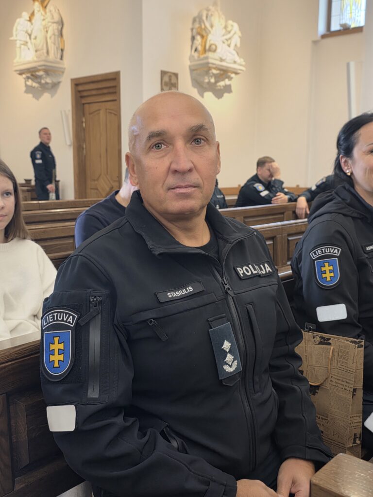 Policijos angelų sargų diena gargžduose: pareigūnus sveikino bendruomenė, kolegos ir bičiuliai 2026 angel sarg diena garg duose pareig nus sveikino bendruo 14 policijos iustitia. Bg oficialioji renginio dalis vyko gargždų šv. Arkangelo mykolo bažnyčioje, kur už policijos pareigūnus aukotos šv. Mišios. Spalio 2-ąją gargžduose netrūko policijos sirenų,... Angelų sargų diena gargžduose: pareigūnus sveikino bendruomenė, kolegos ir bičiuliai 2026 2026-10-05 10:18:11 teisingumas - iustitia. Bg policijos