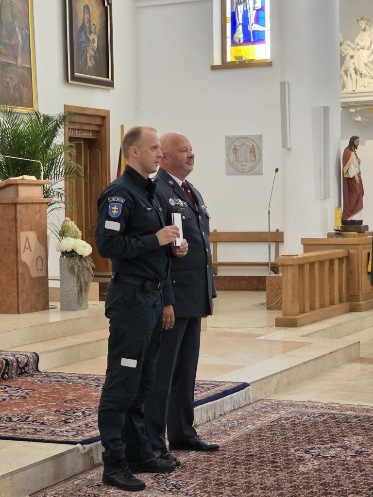 Policijos angelų sargų diena gargžduose: pareigūnus sveikino bendruomenė, kolegos ir bičiuliai 2026 angel sarg diena garg duose pareig nus sveikino bendruo 15 policijos iustitia. Bg oficialioji renginio dalis vyko gargždų šv. Arkangelo mykolo bažnyčioje, kur už policijos pareigūnus aukotos šv. Mišios. Spalio 2-ąją gargžduose netrūko policijos sirenų,... Angelų sargų diena gargžduose: pareigūnus sveikino bendruomenė, kolegos ir bičiuliai 2026 2026-10-05 10:18:11 teisingumas - iustitia. Bg policijos