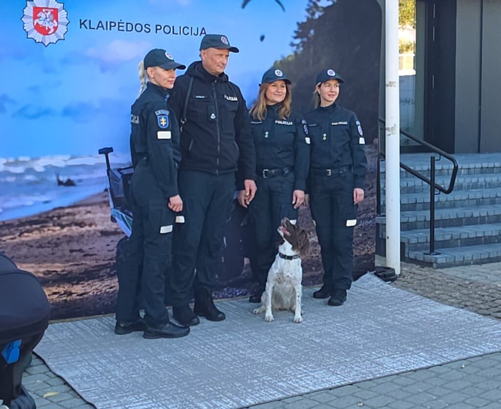 Policijos angelų sargų diena gargžduose: pareigūnus sveikino bendruomenė, kolegos ir bičiuliai 2026 angel sarg diena garg duose pareig nus sveikino bendruo 2 policijos iustitia. Bg oficialioji renginio dalis vyko gargždų šv. Arkangelo mykolo bažnyčioje, kur už policijos pareigūnus aukotos šv. Mišios. Spalio 2-ąją gargžduose netrūko policijos sirenų,... Angelų sargų diena gargžduose: pareigūnus sveikino bendruomenė, kolegos ir bičiuliai 2026 2026-10-05 10:18:11 teisingumas - iustitia. Bg policijos