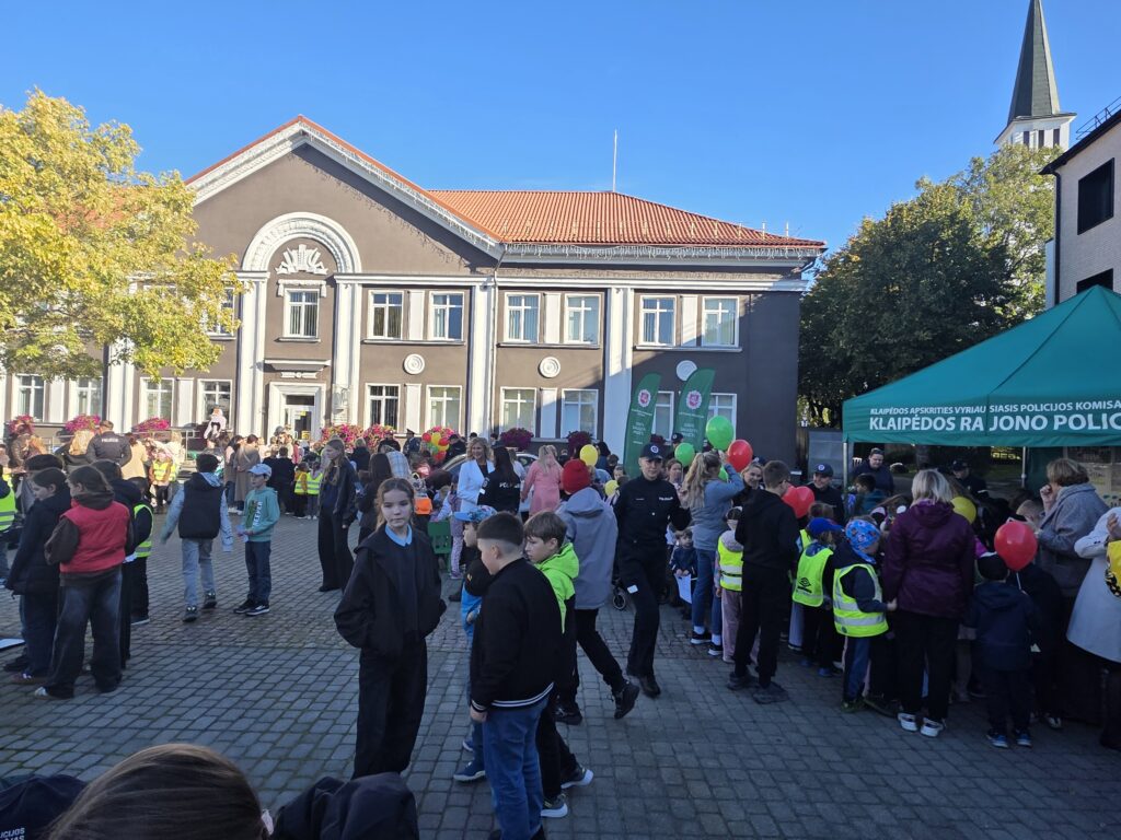 Policijos angelų sargų diena gargžduose: pareigūnus sveikino bendruomenė, kolegos ir bičiuliai 2026 angel sarg diena garg duose pareig nus sveikino bendruo 3 policijos iustitia. Bg oficialioji renginio dalis vyko gargždų šv. Arkangelo mykolo bažnyčioje, kur už policijos pareigūnus aukotos šv. Mišios. Spalio 2-ąją gargžduose netrūko policijos sirenų,... Angelų sargų diena gargžduose: pareigūnus sveikino bendruomenė, kolegos ir bičiuliai 2026 2026-10-05 10:18:11 teisingumas - iustitia. Bg policijos