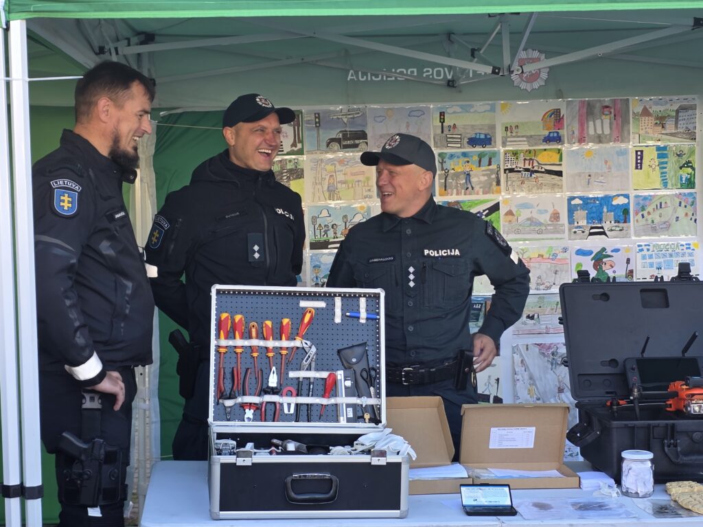 Policijos angelų sargų diena gargžduose: pareigūnus sveikino bendruomenė, kolegos ir bičiuliai 2026 angel sarg diena garg duose pareig nus sveikino bendruo 4 policijos iustitia. Bg oficialioji renginio dalis vyko gargždų šv. Arkangelo mykolo bažnyčioje, kur už policijos pareigūnus aukotos šv. Mišios. Spalio 2-ąją gargžduose netrūko policijos sirenų,... Angelų sargų diena gargžduose: pareigūnus sveikino bendruomenė, kolegos ir bičiuliai 2026 2026-10-05 10:18:11 teisingumas - iustitia. Bg policijos