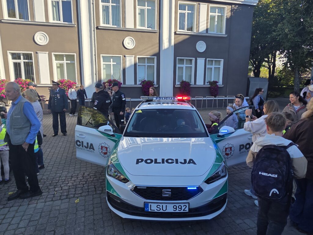 Policijos angelų sargų diena gargžduose: pareigūnus sveikino bendruomenė, kolegos ir bičiuliai 2026 angel sarg diena garg duose pareig nus sveikino bendruo 5 policijos iustitia. Bg oficialioji renginio dalis vyko gargždų šv. Arkangelo mykolo bažnyčioje, kur už policijos pareigūnus aukotos šv. Mišios. Spalio 2-ąją gargžduose netrūko policijos sirenų,... Angelų sargų diena gargžduose: pareigūnus sveikino bendruomenė, kolegos ir bičiuliai 2026 2026-10-05 10:18:11 teisingumas - iustitia. Bg policijos
