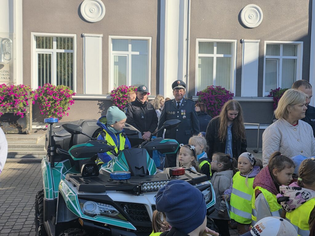 Policijos angelų sargų diena gargžduose: pareigūnus sveikino bendruomenė, kolegos ir bičiuliai 2026 angel sarg diena garg duose pareig nus sveikino bendruo 6 policijos iustitia. Bg oficialioji renginio dalis vyko gargždų šv. Arkangelo mykolo bažnyčioje, kur už policijos pareigūnus aukotos šv. Mišios. Spalio 2-ąją gargžduose netrūko policijos sirenų,... Angelų sargų diena gargžduose: pareigūnus sveikino bendruomenė, kolegos ir bičiuliai 2026 2026-10-05 10:18:11 teisingumas - iustitia. Bg policijos