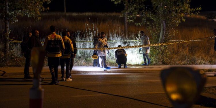 Ankara'da uygulama noktasında ateş açıldı! Bir polis şehit oldu 2026