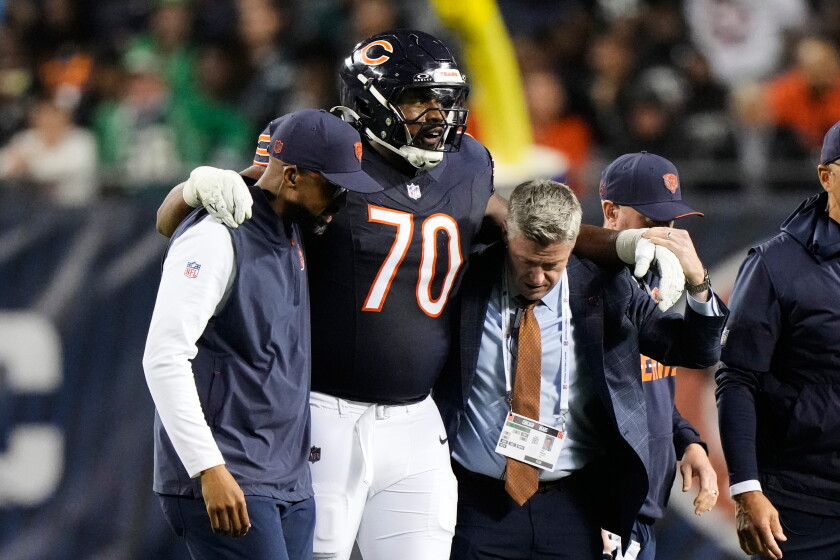 Bears put left tackle braxton jones on injured reserve, elevate de marcus davenport for jets game 2026 - justice Chicago bears offensive tackle braxton jones (70) is helped off the field after suffering an injury during the second half of an nfl football game against the philadelphia eagles in chicago, monday, sept. 28, 2026. (ap photo/nam y. Huh) org xmit: txtg151