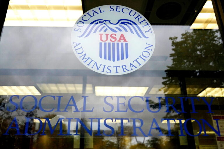 Beneficiarios del seguro social recibirán un aumento de alrededor de $75 al mes, lo que algunos consideran ‘una miseria’ 2026