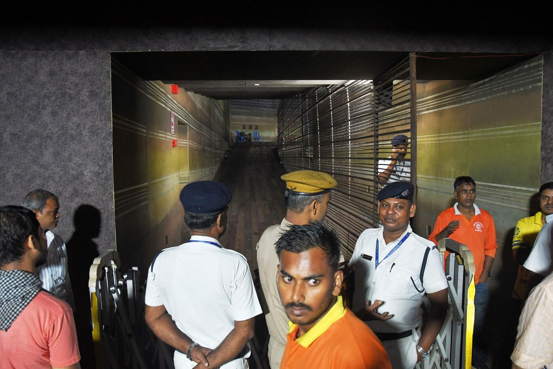Tote bei massenpanik berichte: 17 tote bei massenpanik in indien 2026 berichte tote bei massenpanik indien 2026 2 tote bei massenpanik verfasst von:dpa bei einer massenpanik während eines religiösen fests in der indischen millionenstadt kolkata... Iustitia. Bg berichte: 17 tote bei massenpanik in indien 2026 2026-10-17 19:58:00 iustitia. Bg - gerechtigkeit tote bei massenpanik