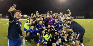 Blau-weiß wulfen schaltet den sc reken aus: a-ligist steht im kreispokal-viertelfinale 2026 - iustitia. Bg - gerechtigkeit Fußballer des sc bw wulfen schießen nach einem sieg ein jubel-selfie von sich.