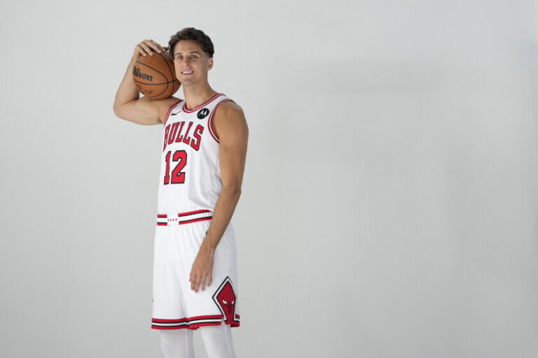 Bulls add much-needed size with veteran zach collins finally returning 2026