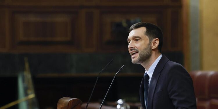 Bustinduy: “pueden gritar muy alto 'españa' o 'catalunya', pero van a votar contra su pueblo para ondear la bandera del rentismo” 2026
