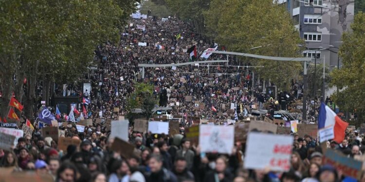 La calle mantiene la presión sobre macron con marchas masivas pese a las trabas del gobierno 2026