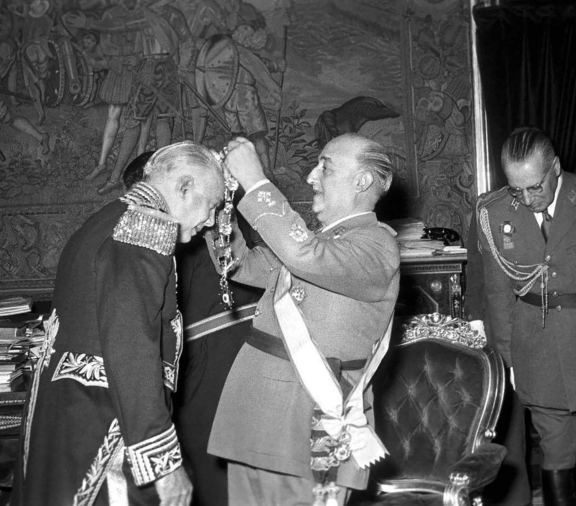 А до чого тут трамп. Історія президента трухільйо, сучого сина сша на прізвисько "цап" 2026 - справедливість - юстиция Трухільйо отримує нагороду від іспанського диктатора франко, 1954 рік. Вони були друзями та союзниками, і після повалення трухільйо його син отримав притулок в іспанії фото – getty images