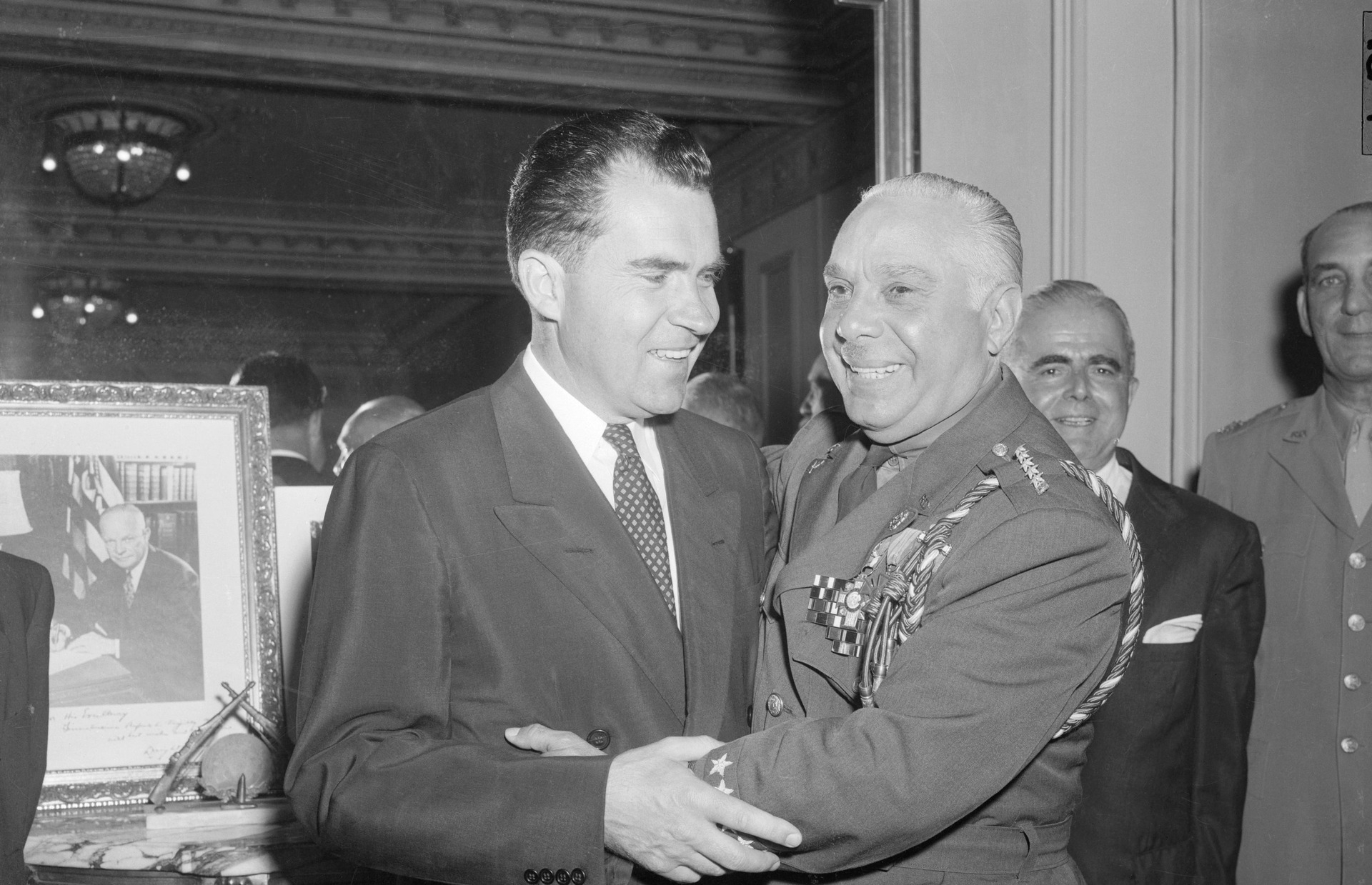 А до чого тут трамп. Історія президента трухільйо, сучого сина сша на прізвисько "цап" 2026 - справедливість - юстиция Віцепрезидент річард ніксон та трухільйо обмінюються теплими вітаннями з нагоди прибуття ніксона до сьюдад-трухільйо, 1 березня 1955 року фото – getty images