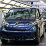 Ein id. Buzz steht während einer werksführung zur produktion des id. Buzz im volkswagen nutzfahrzeuge werk in hannover in der qualitätskontrolle.