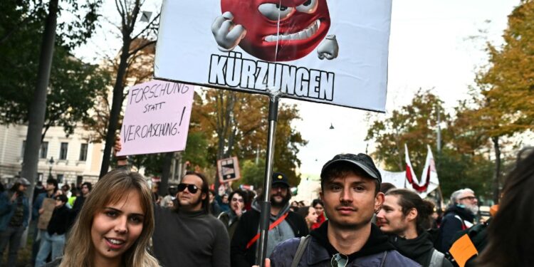 Bécsben is diákok tízezrei tüntettek az egyetemek alulfinanszírozottsága miatt 2026