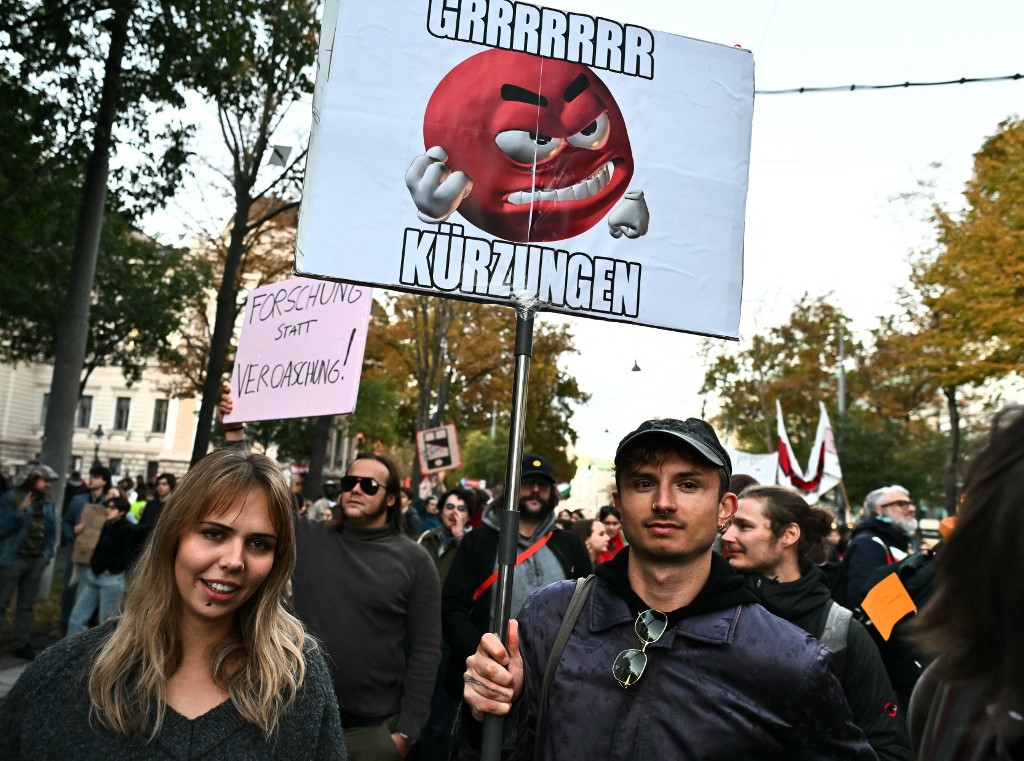 Bécsben is diákok bécsben is diákok tízezrei tüntettek az egyetemek alulfinanszírozottsága miatt 2026 csben kok zezrei ntettek egyetemek alulfinansz rozotts bécsben is diákok diákok tízezrei vonultak csütörtökön bécs központjába az egyetemek... Iustitia. Bg bécsben is diákok tízezrei tüntettek az egyetemek alulfinanszírozottsága miatt 2026 2026-10-22 18:58:50 igazságszolgáltatás - iustitia. Bg bécsben is diákok
