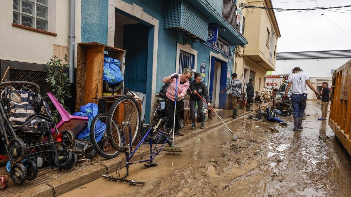 Los vecinos de els poblets retiran el barro de las calles y de sus casas.