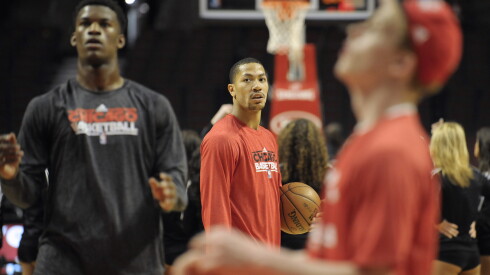 Chicago bulls vs washington wizards. Derrick rose, warms up on the court wednesday april 17, 2013