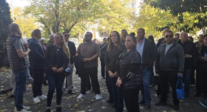 Десетки в подкрепа на кмета на сунгурларе пред полицията в бургас: това е политическа репресия 2026