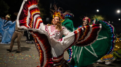 Artistas bailan durante el desfile de Halloween Arts in the Dark en Columbus Drive.