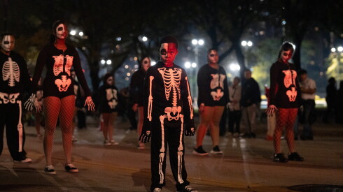 Niños del Second II None Performance Academy se presentan durante el desfile de Halloween Arts in the Dark en Columbus Drive.